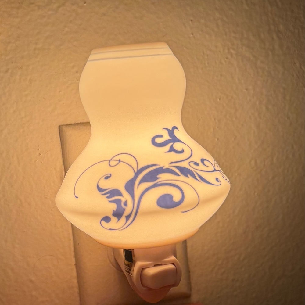 An Elegant Night Light Porcelain, Hight quality!! Size: 5”H x 3.5”(L) x 3”D.New